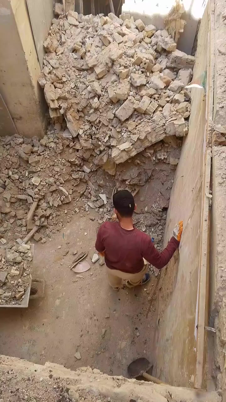 السلام عليكم كادر تفليش سقوف رباطات ارضية قلع وتكشير جدران للاتصال اخوكم ابو علي ***********
