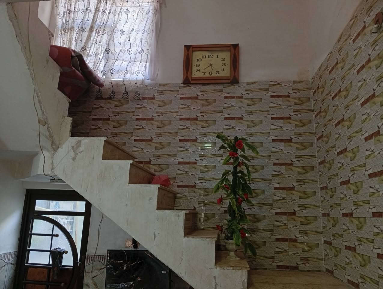 سلام عليكم بيت للبيع طابو زراعي مرقم بلدية 200 متر ركن شارع 15 بي محلات ثنين مئجرات بي غرفتين 5في 4 وصاله 10 في 7  ومطبخ5  في 4 وتخاريج وستقبال 14 متر بناء درجة اولى كونكريت مسلح  +طابوك  المكان مقابل قريت الغدير عمود 270 نهاية شارع المؤسسه السعر 85 وبي مجال قليل اي استفسار *********** اتصل
