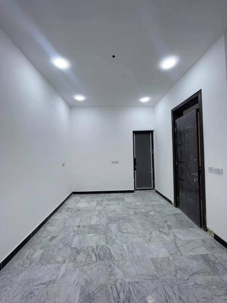 #للبيع_في_السيدية_50م_ركن_واجهة_6م_روماني
مناسب جدا جدا (268 مليوووون 
 مساحته 50 متر 
 واجهة تبلغ 6 متر
نزال يبلغ 8.35  مترًا

🛌🛋️ يتألف الطابق الأرضي من مدخلين صاله ومطبخ بالإضافة إلى حمام ملحق.

🛏️🛁 يتألف الطابق الثاني من  2 غرفة نوم 

🏡 أما الطابق الثالث، يتألف من غرفة نوم سويت    

📍موقع المنزل ركن في مربع الضباط خلف مطعم اكليل الجبال 

عندك بيت 🏠 وحاير شلون تبيعه احنة نجيبلك المشتري وبسعر الذي يناسبك

عندك بناء 🏗️ وما عندك وقت تبني احنة نبني لك بأسعار تنافسيه وبكوادر هندسيه مع توثيق مراحل العمل بالتصوير حتى تكون مطمئن

(التعامل والتفاوض مع صاحب العقار مباشر)

كنت تبحث عن فرص استثمارية عقارية في السيدية، يفضل عليك التواصل مع مكتب الاعمار  الهندسي  للاستثمار العقاري للحصول على المزيد من المعلومات والاستشارة.

للاستفسار اكثر الاتصال على الارقام التاليه ؛.

***********

***********

او زياره موقع الشركة 📍
السيدية الضباط مجاور افران الزيتون 2 
#شركه_الاعمار_الهندسي_للاستثمار_والتطوير_العقاري.
