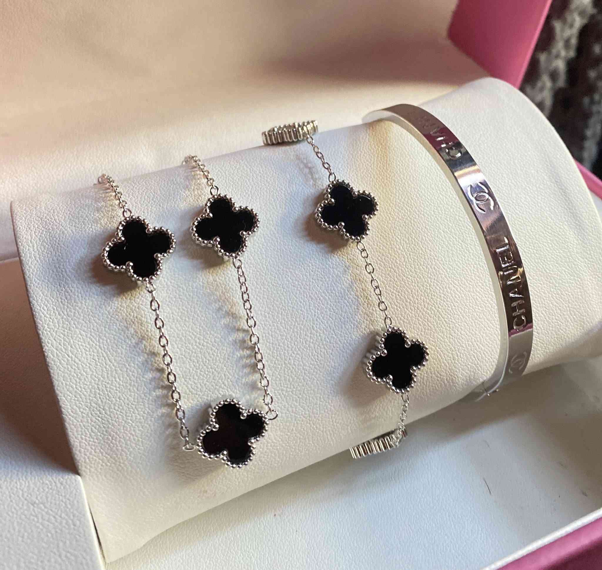 سيتات فان كليف
صلي مختوم ضمان 
سعر السيت 8
توصيل خلال 24 ساعة


**إذا كنت صاحب هذا الإعلان وتريد حذفه لأي سبب، رجاءا أرسل رسالة إلى الدعم الفني**