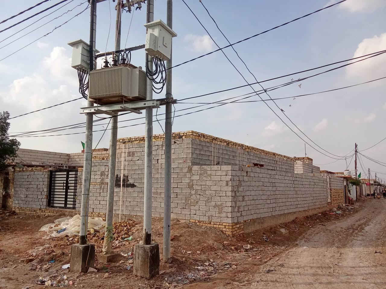 🔱🏠    #دار_للبـــــــــــــــــــــــــــــيع    
🏠 #مساحــــــة [      200  متر     ] °

🏠 المحتويات.🧱...  

1/••  طـــــــــــارمة.... 🏠
2/•• صحـــــيات [     #داخـلية. ووخارجـــــــية     ]..... 
3/•• برانـــــــي.... 
4/•• مطـــــــــبخ... 
5/•• صالــــــــة... 
6/•• غــــرف نــــوم [      #عدد  2       ]..... 
7/•• مــمر ( ترك)   عــلى #مـــدار البيــت... 

🏠 الخدمات 🧱..... 

1/•• الـــــماء 💦... يصـــــعد الى #الطـابق الثـــــاني 
وبدــــــــون ماطــــــــــور....(تعال وشوف) 

2/•• الكهــرباء ⚡ا... لمــــــحولة #بالـــــــباب كما 
موضـح بالصــــــــــورة...  #والمجاري كذلك.. 

🏠 المكان.. #قريــــــب على كلشي... 
( اســـواق.. ســــوق..  مـــطاعم..  مخـابز..  كل شيء )... 

🏠 الـــــــــعنوان 🏠
#الديوانــــــــية.. #حــــــي الفــــرات.. #قـــرب الطاقة الكورية... 

🏠 للــستفسار 🏠
(  ***********  او   *********** ) #صاحب الدار
