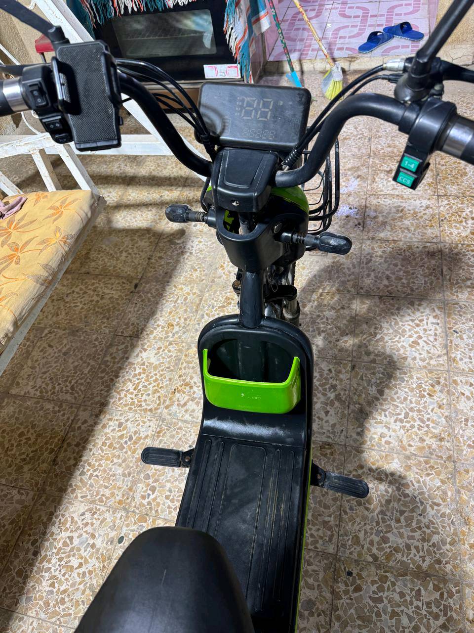 السلام عليكم 
دراجه شحن قياس 20 لون زيتوني اربع بطاريات بريك امامي خلفي سرعه حقيقه 60 لايت عالي ناصي السعر 300 مكاني بصره خور الزبير الرقم ***********