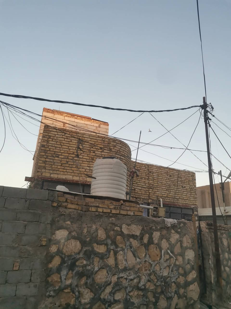 دار للبيع مساحه 160خلف علي  يتكون من غرفتين 8 وجيته طابو زراعي سند 25خلف حسينيه عمران بن علي السعر50قفل للاستفار***********بناء حجر يباع سعر قطعه بناء جديد موقديم
