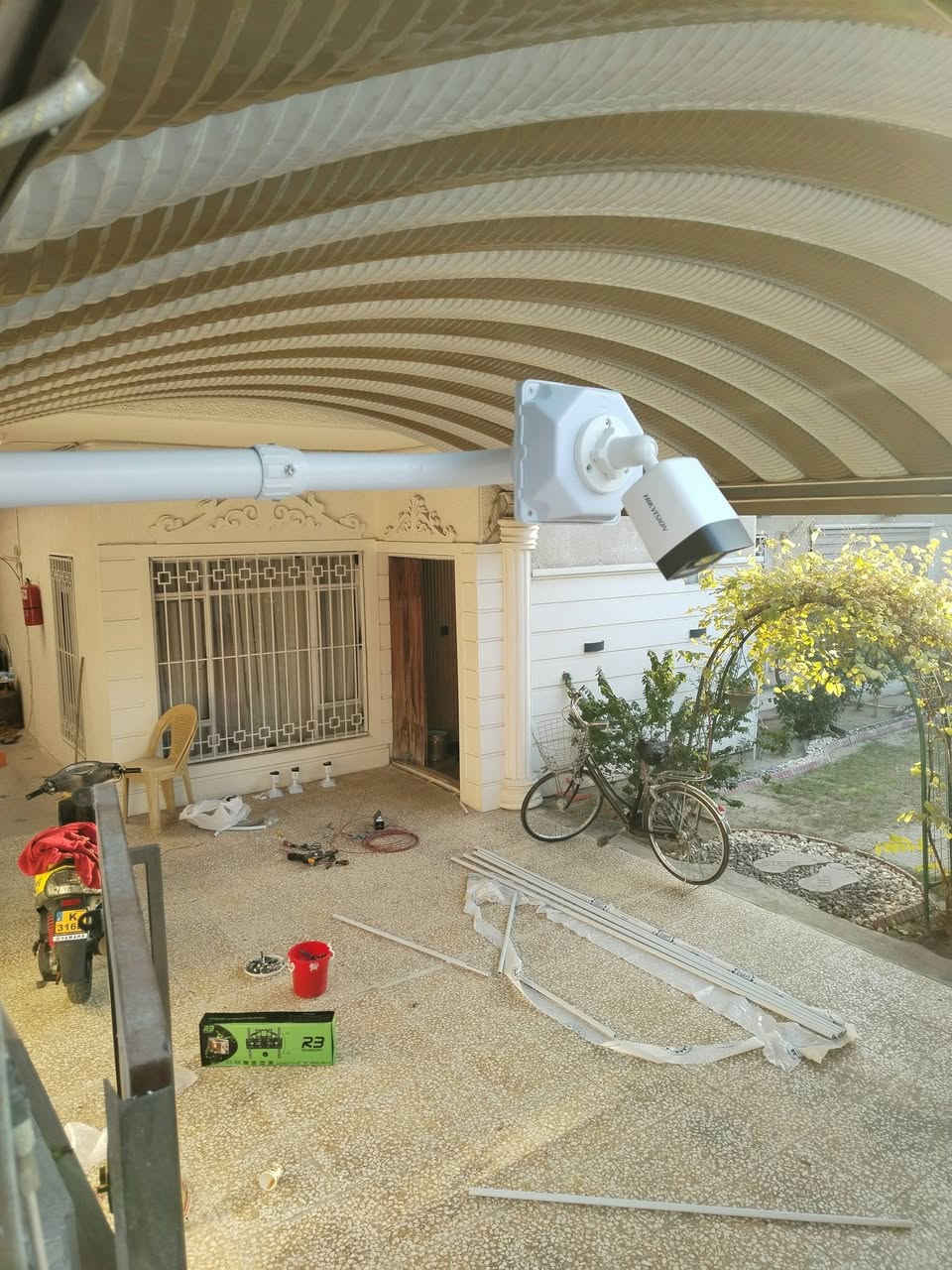 نقدم لزبائنّا الكرام خدمات تنصيب وتجهيز أنظمة كاميرات المراقبة بجميع أنواعها، وتشمل الكاميرات الشبكية (IP) والكاميرات التناظرية (Analog)، بمختلف الموديلات والاستخدامات الداخلية والخارجية، مع تنفيذ متكامل يشمل دراسة الموقع، تحديد أماكن التنصيب بدقة، التمديدات، البرمجة، والربط مع أجهزة التسجيل لضمان أفضل تغطية وأعلى جودة تصوير.
كما تشمل خدماتنا تنفيذ وتوزيع شبكات الإنترنت السلكية واللاسلكية، ربط النقاط، برمجة أجهزة الشبكات، وتنظيم البنية التحتية للاتصالات بما يضمن الاستقرار والكفاءة.
ونقوم كذلك بتنصيب الأنظمة الصوتية، أنظمة النداء العام، وأنظمة الاتصالات الداخلية (البدالات والإنتركم)، مع الضبط والاختبار الكامل للنظام.
إضافةً إلى تنفيذ أنظمة السلامة والأمان، وتشمل أنظمة إنذار الحريق، حساسات الحركة، وأنظمة الإنذار المبكر، وفق المواصفات الفنية والمعايير المعتمدة، مع التسليم النهائي للنظام جاهز للعمل وبكفاءة عالية.
***********
***********
