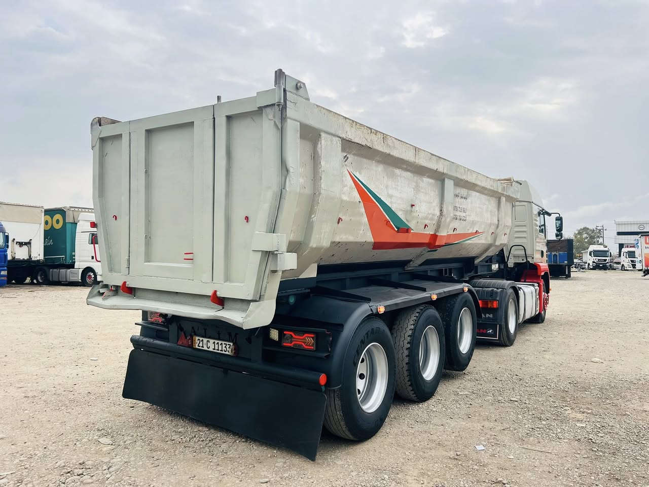 السلام عليكم ورحمة الله وبركاتة
مان 2002 تيكة للبيع راس و عربانة 
حجم المكينة 410 كير اوتوماتيك 
رقم سنوية وبراد وهزه كله جديد
مربوط عربانه (3) دناكير تخم تاير 
السيارة اي نقص مابيها جاهزة للعمل 
سعرها 225 ورقه دفترين وخمس عشرين ورقه 
وبي مجال للشراي 
رقم الهاتف : ***********
