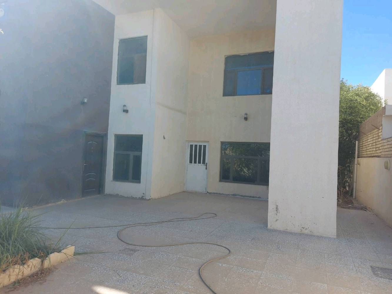 دار للإيجار 300 م مجمع الأميرات الأول
مرحلة أولى طابقين 
4 غرف نوم 
صاله كبيرة 
أستقبال كبير 
حديقة +كراج 
جاهز للسكن
السعر قابل للتفاوض 
للإستفسار أتصل 
