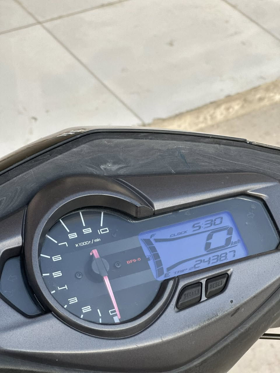 السلام عليكم دراجه سكنز لد حديث دراجه وارد ياباني قبق نفخ استاند حساس دراجه حلوه تخبل كلها بلاديه شلعه معدل خير من الله 
تايرات جدد بيها الذيل مالتها موجود  
رقم ***********
