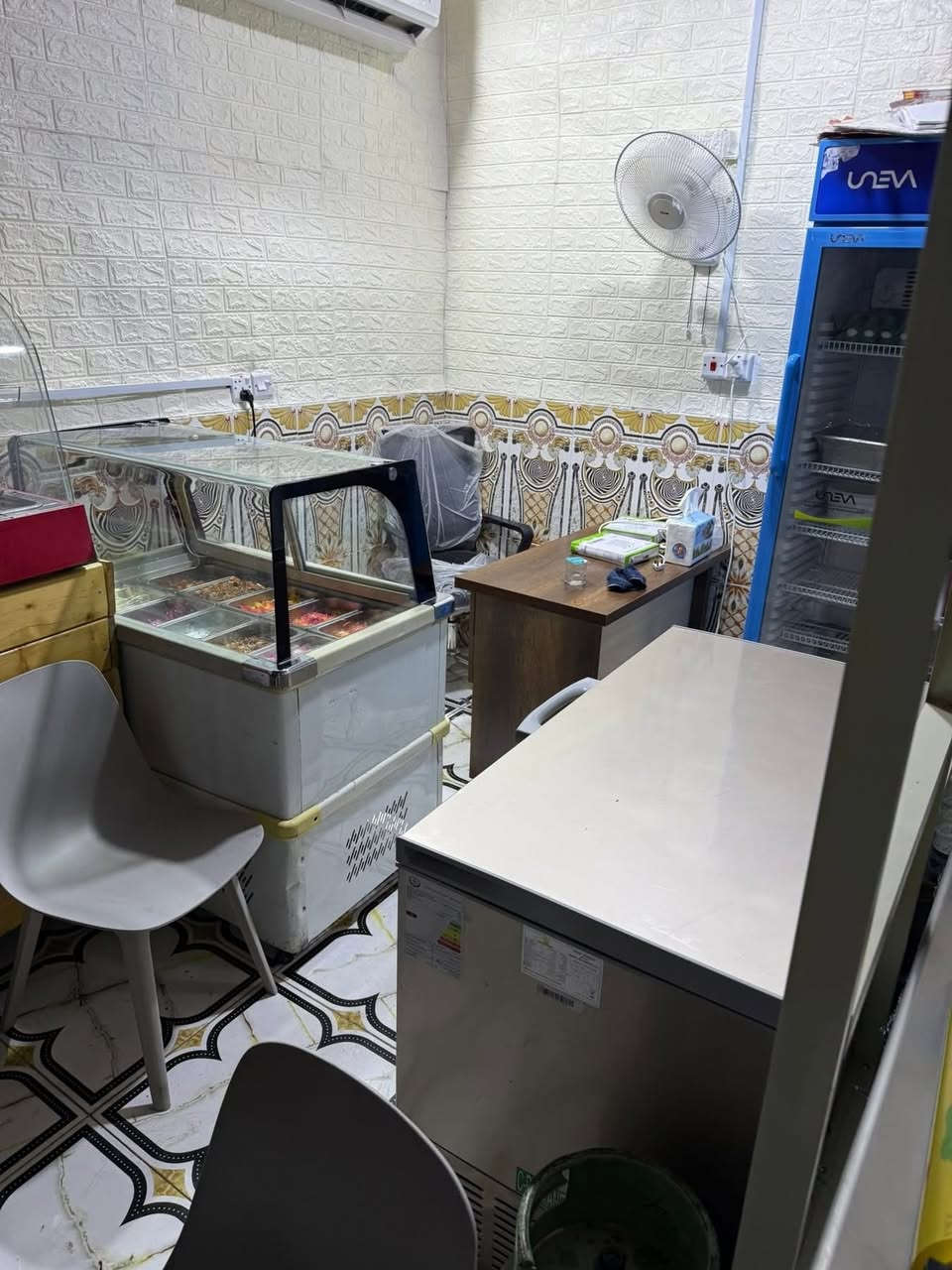 السلام عليكم مطعم كامل للبيع غراض مستخدمات فقط ٣ اشهر  ابيع شلع او قطع عنواني الهوير شارع الصناعه *********** رحمه الله والديه المو شراي لا يكلي جايك باجر وهسه اجيك
