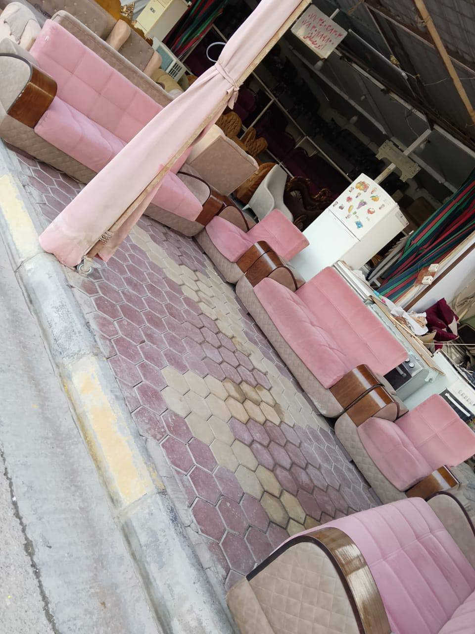 تخم تركي يتحول سرير ومخزن عشر مقاعد مستعمل نضيف السعر 325 العنوان العزيزيه منطقة باب  الحاره للمراسلة*********** يوجد واتساب وماسنجر وتوصيل بل الاجره
