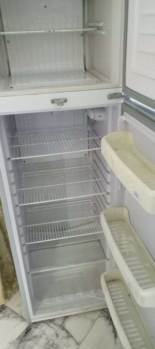 ثلاجه اخت جديدها مكان بل كماليه سعر 150 بي مجال ***********
