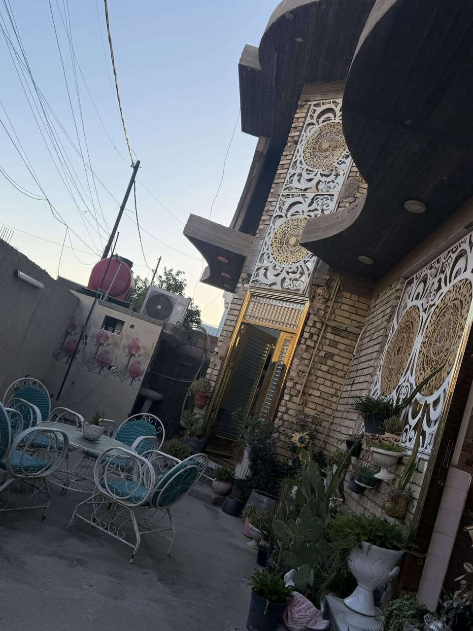 السلام عليكم …
دار للبيع 
الموقع//محاويل حي ال١٧ مقابيل مركز الشباب
خلف الشارع العام مباشرآ
المساحه // 250م 
سند 25طابو صرف زراعي 

بناء حديث درجه أولى 
طابقين الطابق الأرضي جاهز 

يحتوي على غرف نوم عدد4 وصاله عدد2 ومطبخ واستقبال 
إضافه إلى كراج سياره وممر جانبي 
خدمات كامله 
للاستفسار اكثر الاتصال 
***********
***********
