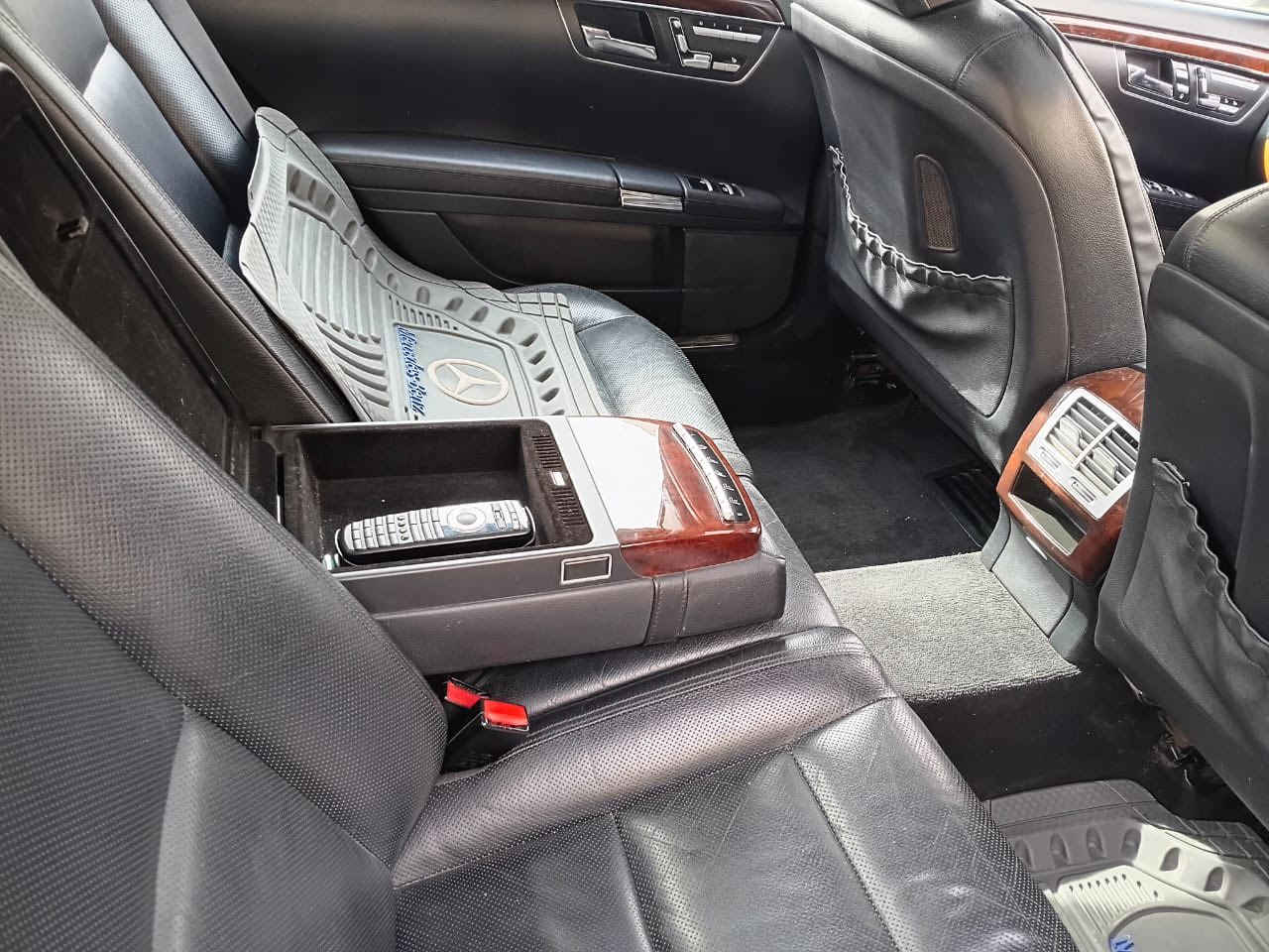 السلام عليكم. مارسدس اس ٣٥٠ موديل٢٠٠٩ بدون صبغ فقط دعاميات فول الفول وارد الماني السعر٢٠٠٠٠$ للاستفسار ***********
