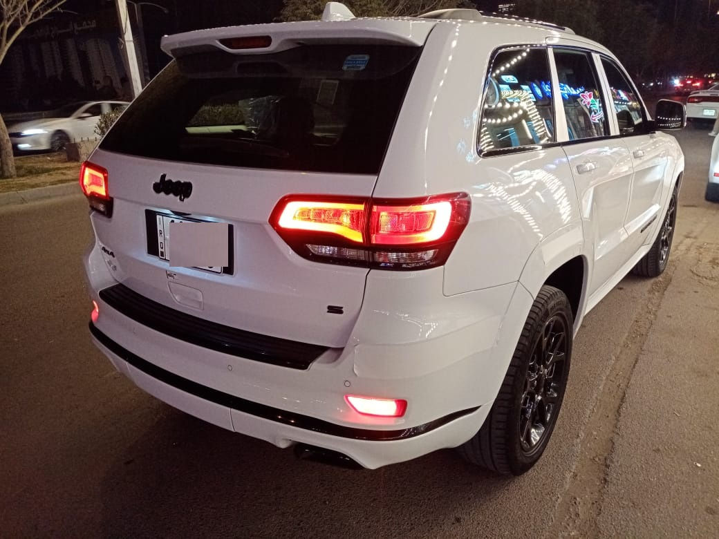 جيب شيروكي موديل 2021 خليجي فول مواصفات وكالة هارلم.

جيب كراند شيروكي خليجي مواصفات S رقم بغداد.

مكينة 3.6 .

بانورما ..

لون ابيض..

ماشية 122 الف كيلو.

السيارة مكفولة كفالة عامة عدا جوة المراية على كد دائرة صغيرة صبغ.

كشنات كهرباء .

وبعد بيها هواي مواصفات..

السعر 29.900 دولار يعني 299 ورقة وبيها مجال.

السيارة مكانها بغداد المنصور..

للاتصال على الرقم ***********.
