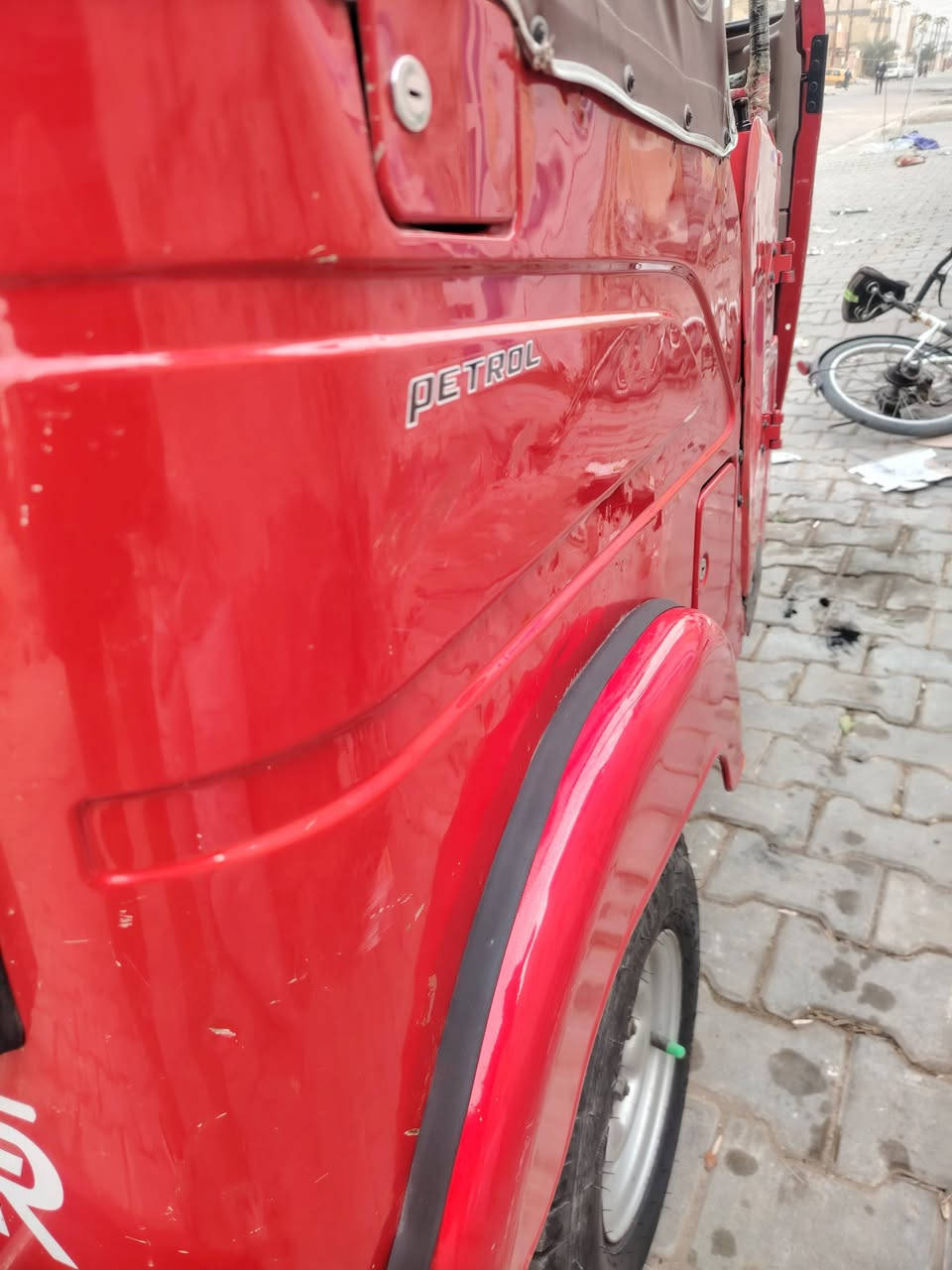 سلام عليكم تكتك للبيع بلاديه تخم تاير جبلي شركه كشره بلادي اي ضربه ومعجون مابي ومنعده دوس معمره  كهربايات كله شغاله تكتك مديل واحد وعشرين21 شهر 12  رقم انكليزي بسمي تحويل مباشر لوحات موجوده ضامهن عندي  مكينه وكسن مكفول شراي خابر ودلل سعره. 8ملاين وستميه وبيهه مجال الطيبين ملاضحه.   مديل 21. هاذه رقمي *********** مكاني الحسينه مال راشديه
