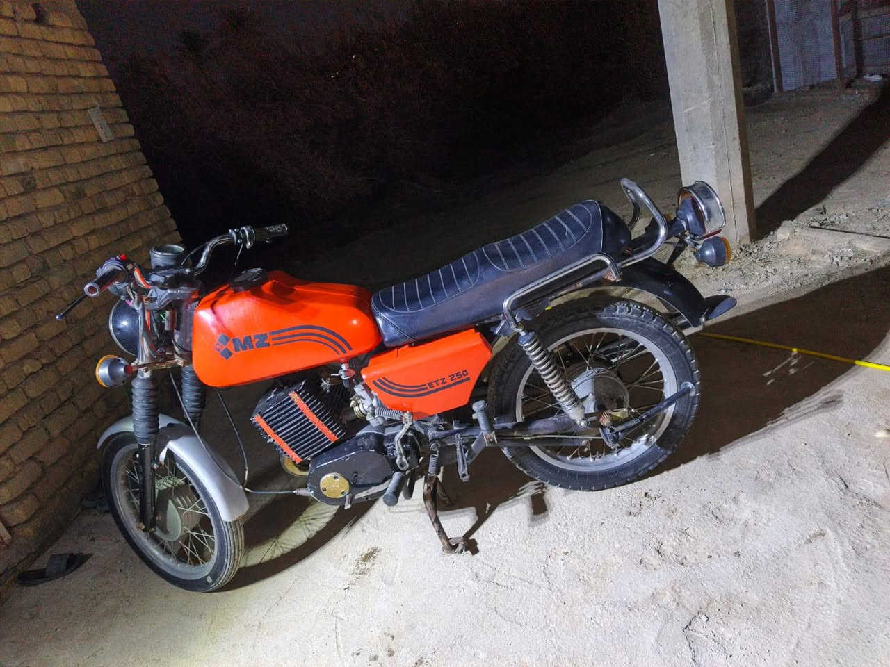 السلام عليكم من رخصة مدير الكروب
MZ82
للبيع كهربائيات كله شغال مكينه ناعمه الشاصي بي لحيم بالخشم وجوه الكشن السعر مليون وبيه مجال 
الرقم :***********
