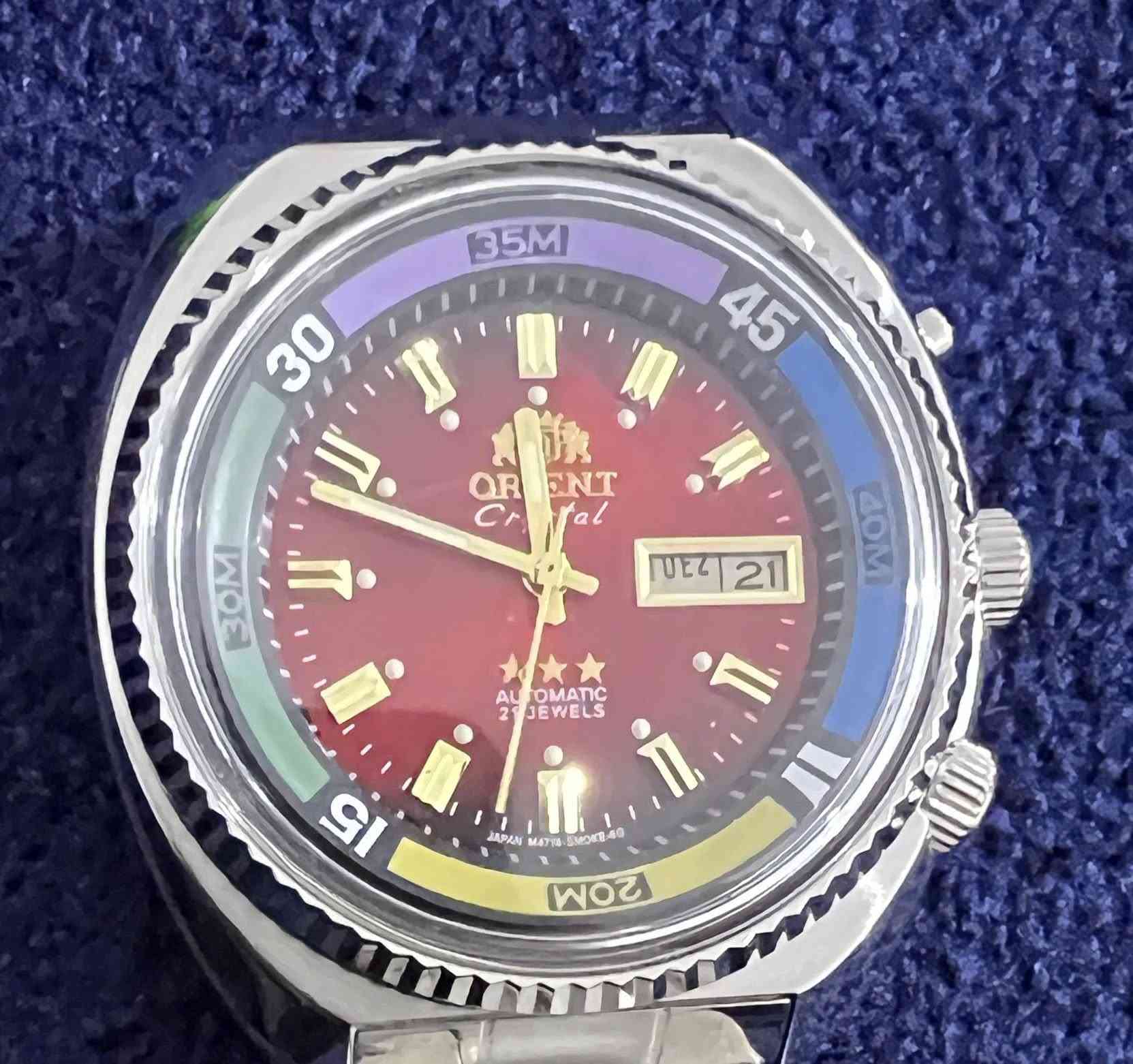 اخوان عندي هاي الساعه جديده بالباكيت اللي يردها يكتب سعر واعلى سعر ابيع  واتس اب ***********
هاي مواصفاتها اخوان 
️ مواصفات ساعة Orient Crystal (أصلية)

🔧 الحركة
 • نوع الحركة: أوتوماتيك (Automatic)
→ لا تحتاج بطارية، تعمل بحركة المعصم
 • عدد الأحجار (Jewels): 21 Jewels
→ يساعد على دقة الحركة وطول عمرها
 • من تصنيع: حركة يابانية أصلية (Japan Movt)

⸻

📏 التصميم
 • شكل الميناء: دائري
 • لون الميناء: أبيض / عتيق 
 • الساعة الأمامية: زجاج معدني أو كريستال مقاوم للخدش
 • الإطار (Bezel): معدني، 
 • القرص: بسيط وواضح مع علامات ساعات

⸻

📅 الوظائف
 • عرض الوقت: الساعات – الدقائق – الثواني
 • عرض التاريخ: نعم (يوم/تاريخ)
 • كورونا/بدالات جانبية: 2 (واحدة لضبط الوقت، واحدة للإطار الداخلي إن درجت)

⸻

🛡️ المتانة
 • هيكل الساعة: ستانلس ستيل (Steel)
 • مقاومة الماء: عادة 30–50 متر
→ مناسبة للغسيل الخفيف، ليست للسباحة أو الغوص

⸻

🔗 السوار
 • النوع: سوار ستانلس ستيل
 • الإغلاق: مشبك معدني

⸻

📌 نقاط تميز

✔️ حركة يابانية أوتوماتيك أصلية
✔️ تصميم كلاسيكي – يليق مع اللبس اليومي والرسمية
✔️ دون بطارية (تعمل بتحريك المعصم)
✔️ اسم Crystal معروف في سوق الساعات
