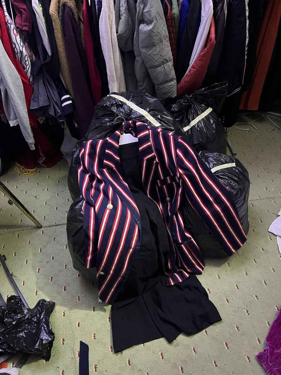 سلام عليكم وصلت إليه بإله تخبل وحق الحسين كله جديد وبلاش العلاكه بيه ١٥ قطع ب١٠ ويوجد توصيل كافة العمارة عمي وحق علي بلاش بيه ملابس بناتيه ولاديه ونسايه وكلشي وكلاشي وبلاش عمي شنو هيه بقه البيض بيش وهاي علاكه ١٥ قطع ب ١٠ الله يدومك يا رخص الحجز *********** يوجد توصيل فوري
