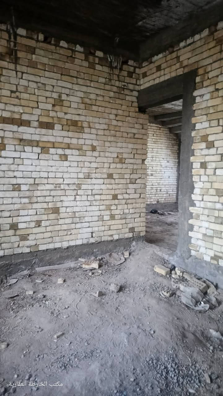 🏠 هيكل بناء حديث.. صُمّم ليكون بيت العمر! 🏠
إذا كنت تبحث عن الرقي، والمساحة، والموقع القريب من كل شيء.. مكتب الخارطة العقارية يقدم لك هذا العرض المميز:

📍 الموقع: الحلة -قرب كوين بارك . 🛣️ المميزات: الشارع بي #مزارع_جميله_جدا وشوارع واسعة (10) متر مبلطة،قريبة جداً من الشارع العام.

✨ تفاصيل البناء (تصميم عصري):
المساحة 200 متر #زراعي_سند٢٥ ، مقسمة بذكاء لتتوفر لك الراحه
🛌 غرفتين منام واسعة.
🛋️ صالة استقبال فخمة + قاعة داخلية مميزة .
🍳 مطبخ تجاري.
🚿 صحي مجمعات (داخلية وخارجية).
🚗 كراج سيارة واسع .
💰 السعر: 135 مليون (وبيه مجال قليل للجادين).
📱 لا تضيع الفرصة.. اتصل الآن للمعاينة: ***********
📍مكتب الخارطة العقارية نحن لا نبيع عقارات فقط.. نحن نختار لك مستقبلك.
