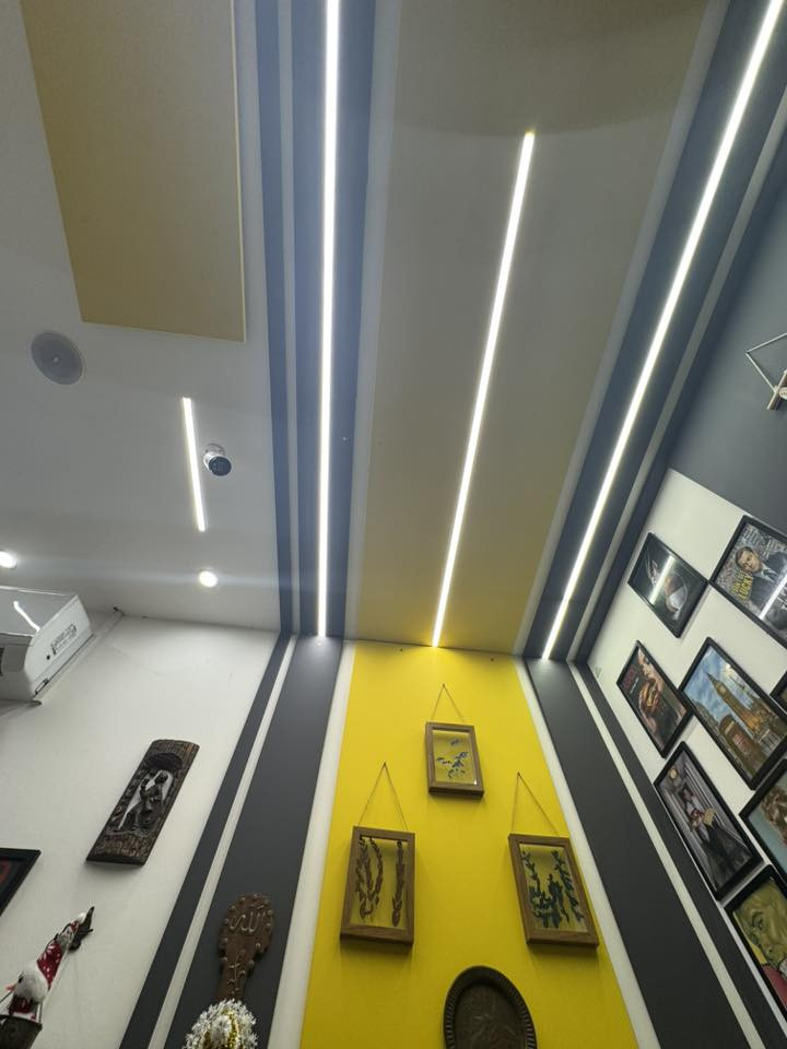 ديكور كامل للبيع لغرض التوسعه والتغير مواصفات الديكور
1 كله hdf اسباني مقاوم للضروف البيئيه ماء حرائق نوعيه جدا عاليه اسباني المنشأ يصلح للمطاعم والكافيهات سهل التنظيف بإستخدام مواد متوفره 
2 يحتوي على عازل صوت بنسبه جيده + اللون ثابت مع الوقت 
3 منشأ اسباني حقيقي
4 سهوله الشد والفك تقدر اضافه ديكور اضافي و التكبير والتصغير والتحكم بالابعاد 
5 خالي من العيوب وان وجدت عيوب نتيجه الاستخدام سهل الاصلاح 
6 تحتوي الطاولات المتصله والمنفصله على قواعد حديديه صلبه جداً تتحمل وزن حتى 200 كغ 
7 اهم نقطه انك تستطيع ان تفكه وتنقله او تغيره بدون اي تلف يعني فلوسك بي متضيع ابداً مو مثل بقيه الديكور الي يكون لصق و عند التغير سيعرضك الي خسائر ماليه عاليه هذا على كوله اهلنا فلوسه بي 
( ملاحظه البيع فقط للستولات والديكور يعني اللوحات وغيرها غير مشموله بالبيع وان حب المشتري مثلها اكدر اوفره شي بعد احلى ) 
الستولات عدد 12 كلها جلد طبيعي 
ملاحظه ( تصميم الشد كله موجوده بحاسبه تصميم) يعني مراح ادوخ بالقياسات عندي كادر يكدر يطلعلك يشدلك او اذا تحب جيب كادر واني انطيه خريطه التصميم 
للاستفسار ***********
