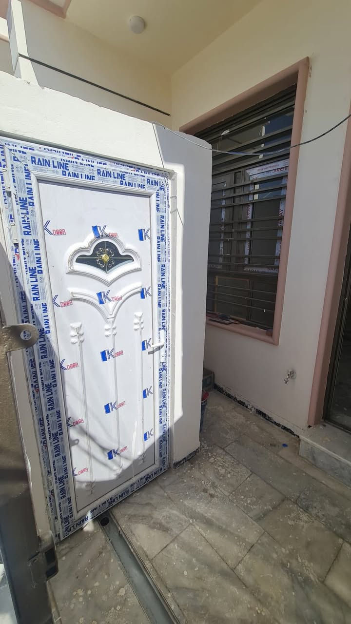 (بسم الله الرحمن الرحيم ) 

دار للبيع 
المساحة 74 متر،الواجهة 3.34متر 
طابقين كاملة مع بيتونة كبيرة 
سطحين امامي وخلفي 
استقبال حولي كبير 
3 غرف نوم 
3 حمامات 
البيت بناء حديث
📍الموقع الشعب
للاستفسار ***********
***********
