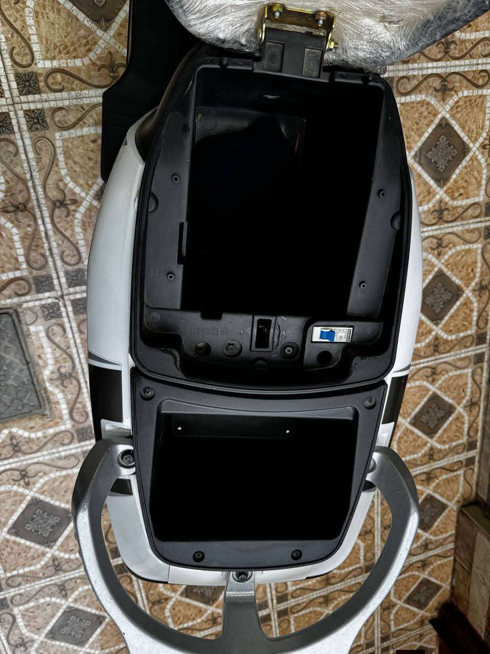 السلام عليكم🖐️
فقط بيع 💚
دراجه 318. لون ابيض🤍🙏
ماصارلو شي عندي💹
مواصفات معروفه✅ 
نضام رجوع R®️🔘®️
السرعة 70 حقيقي بل شاشة 99📜
لايت عالي ناصي زينون كلش قوي🔦
دبل اشارة🚥
نشرة الوان تنطي شكل رهيب للدراجه🔥
حساس بريك🌐 
مثبت سرعه🛫
صندوق⏹️
تشغيل عن بعد 📴
بصمات ثنين وسويجات ثنين➿
السعر 630 بي مجال بسيط👁️‍🗨️
للتواصل متواجد على الخاص او على الواتساب 
*********** فقط واتساب او خاص ماسنجر
مكاني موصل الجانب الايسر حي سومر⚕️
