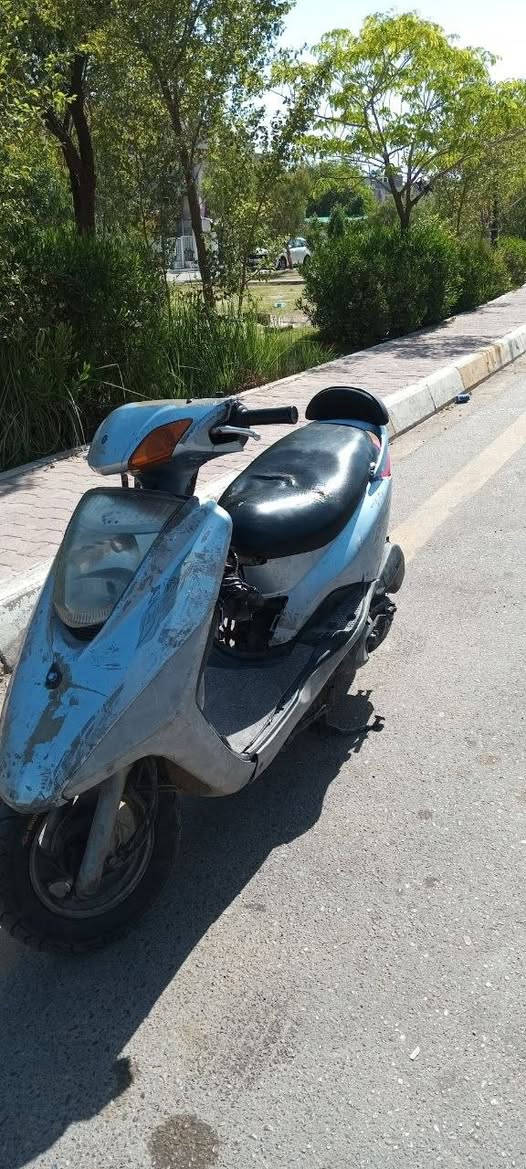سلام عليكم دراجه بريز كوم حديد بيه خيط تبخير بس الدراجه تشتغل هندر  والدراجه كفراته جديدات وختم بس شايلهن موجودات وشايل الصالصنه الرياضي الرقم ***********او خاص السعر 250
