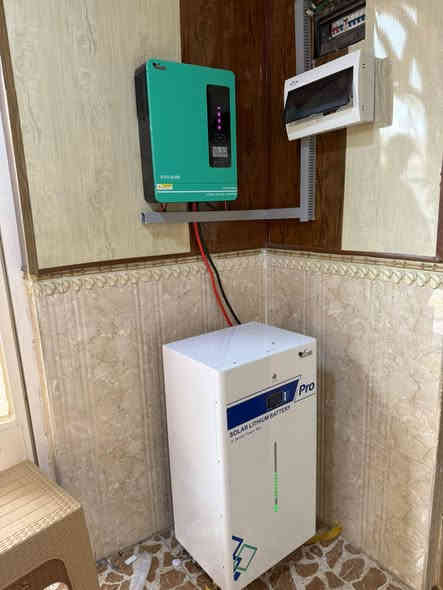 يتوفر نظام الدفع بالنقد أو الأقساط
مواد من احسن المناشىء وضمان حقيقي 

تم بحمد الله تجهيز و تنصيب منظومة طاقة شمسية في قرية شكراً في قضاء الشرقاط. 
          
تجهز المنظومة للمنزل ب 20 امبير نهاراً و 15 أمبير ليلاً(بالتناوب مع الوطني) 

مكونات المنظومة: 
¶  10 الواح نوع جينكو 585  واط ذات وجهين ذات كفائة عالية بضمان  10 سنة تم تثبيت الالواح على هيكل معدني مصنوع من الحديد المغلون المقاوم للصدئ. 
¶ جهاز انفيرتر  حجم 6 كيلو واط  بضمان سنة. 
¶  بطارية ليثيوم 15 كيلو واط-ساعة بضمان 5 سنوات. 
¶ لوحة توزيع وقواطع دورة مع جوزات ذكية.
¶ كونتكتر تحويل آلي بين الوطنية والطاقة الشمسية. 
¶ كيبلات خاصة بالتيار المستمر والتيار المتناوب. 
مع اجهزة حماية للمنظومه

العنوان: السوق الجديد- قرب مطعم قصة - الشرقاط - صلاح الدين

يمكنكم التواصل معنا على الارقام التالية:
*********** / ***********
واتساب وتلكرام: ***********
انستكرام: adwaa_comp
#أضواء_للطاقة_الشمسية_الشرقاط_صلاح_الدين
