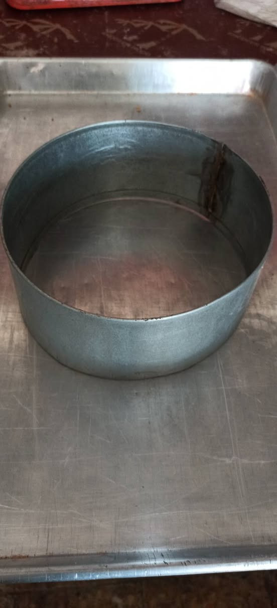 السلام عليكم من رخصت الادمن طاوليات قياس 40 في 60 البقلاوه أو الشوي نظيفات 85طاولي وقوالب كيك 35 قالب سعر الطاولي 8000 وقالب الكيك 2500 وصواني وفرن سعر الفرن 900 الف وب مجال للاتصال ***********.
