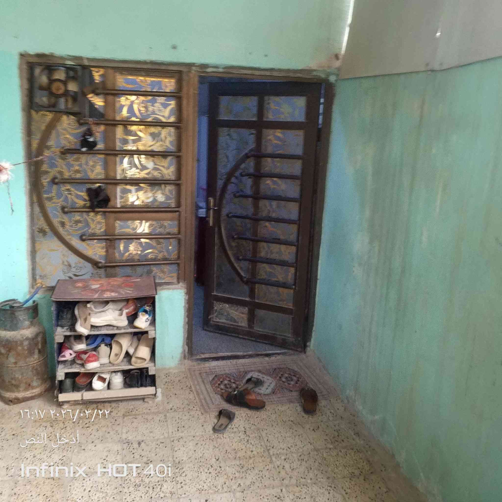 سلام عليكم ورحمه الله وبركاته بيت 133 متر غرفتين وصاله ومطبخ وحمام ومطبخ واستقبال وغرفة وحمام فوق البيت سكف عكاده بانيه على دينه شارع 10 مكان النجف شارع المطار القديم قرب صيدليه الصفا رقم الهاتف للاستفسار الاتصال على ***********, السعر 38,@
