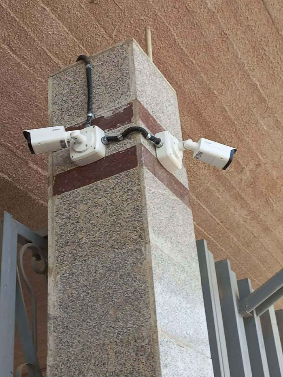 ​🔒 أمن بيتك ومحلك بأقوى كاميرات داهوا (Dahua) الأصلية! 🔒
تأمين ممتلكاتك صار أسهل وأرخص مع خدماتنا المتميزة لبيع وتنصيب منظومات المراقبة العالمية.
​✨ ليش تختارنا؟
​صوت وصورة بدقة فائقة: كاميرات داهوا بدقة ووضوح عالي مع مايكروفون مدمج لنقل أدق التفاصيل.
​رؤية ليلية ملونة (Full-Color): صورة بالألوان الكاملة حتى بالظلام الدامس.
​كشف موقع العمل مجاناً: فريقنا يزورك ويحدد احتياجك بدون أي تكلفة.
​أنسب الأسعار: عروض وبكجات تنافسية تناسب ميزانيتك.
​ضمان حقيقي وصيانة: دعم فني مستمر وصيانة دورية تضمن أمانك.
​💡 الأمان مو رفاهية.. احمي عائلتك وشغلك ويا المحترفين.
​📞 لطلب كشف الموقع المجاني أو الاستفسار، راسلنا


**إذا كنت صاحب هذا الإعلان وتريد حذفه لأي سبب، رجاءا أرسل رسالة إلى الدعم الفني**