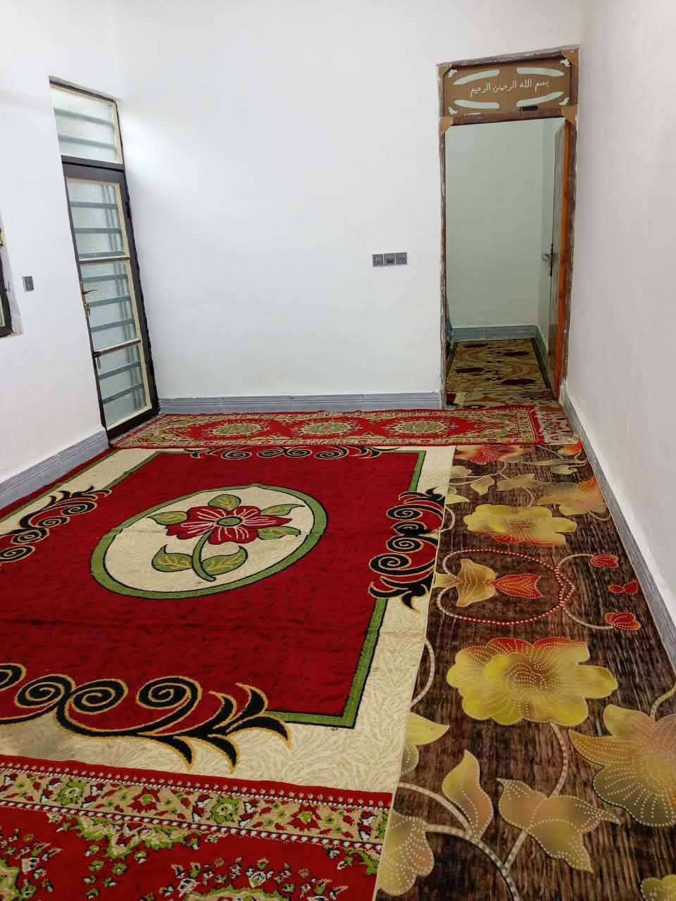 السلام عليكم بيت للبيع المساحه 100 متر الزراعي النجف شارع كربلاء عمود 134 طريق يا علي بيت نظيف ارضيه بورسلين مشمول بالقرار 320 نقص بس الاستقبال ما مبين والصور موجوده ومصورين البيت مقطع السعر ب 17 وبي مجال قليل  رقم الهاتف ***********
