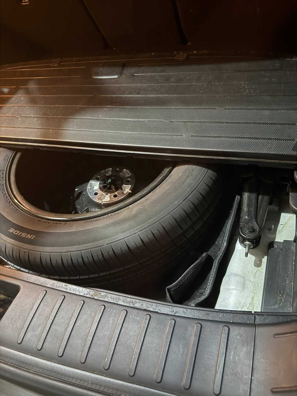 السلام عليكم من رخصة إدارة الكروب عندي توسان موديل 2024 بدون صبغ بيها بارد قليل بالصندوق ماشيه 40السعر 205 بيها مجال مكان السياره بغداد البلديات تلفون ***********
