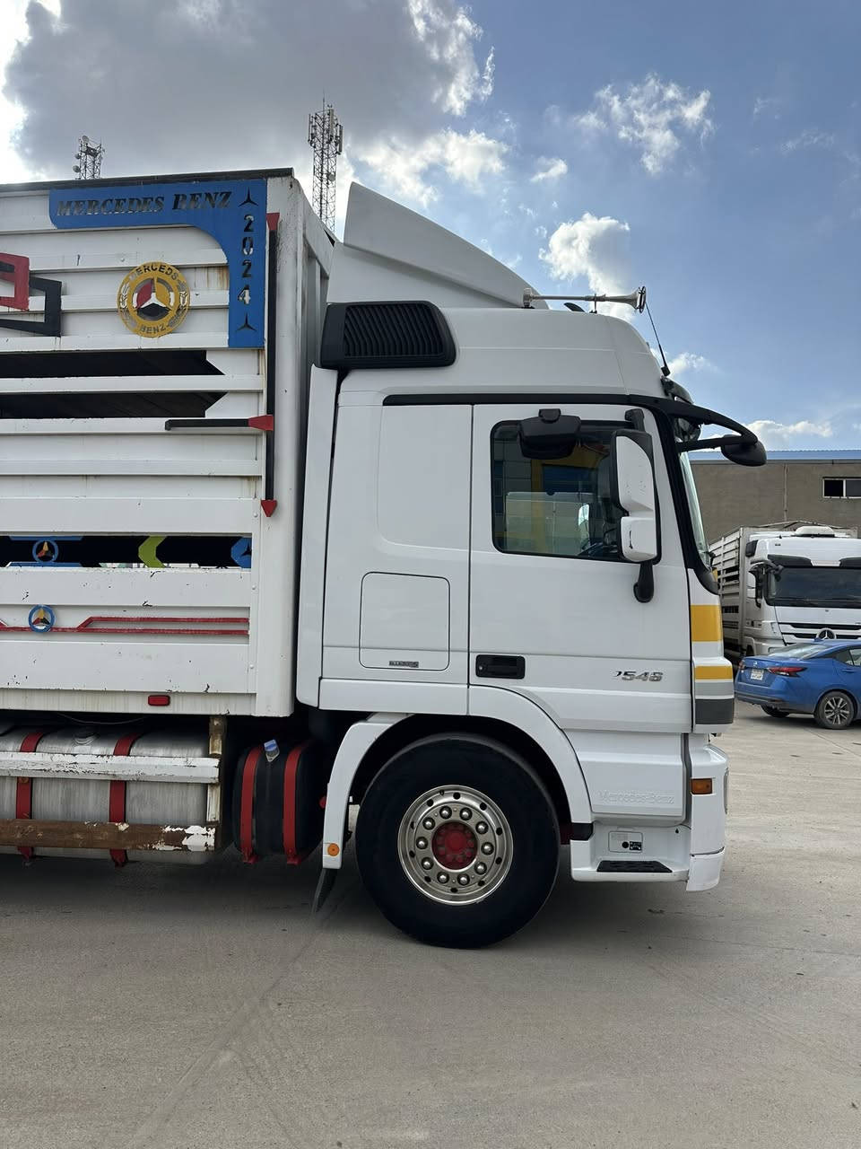 اكتروس للبيع
سيارة مرسيدس اكتروز 
٢٠١٤ 
محرك ٢٥٤٦
مواصفات : تبريد + رتايدر + ثلاجة 
كليج ٨ نمرة 
بدون صبغ مكفوله 
محرك مكفولة بشرط
ماشي ٨٠٠ الف كيلو
للإستفسار :  ***********
***********
