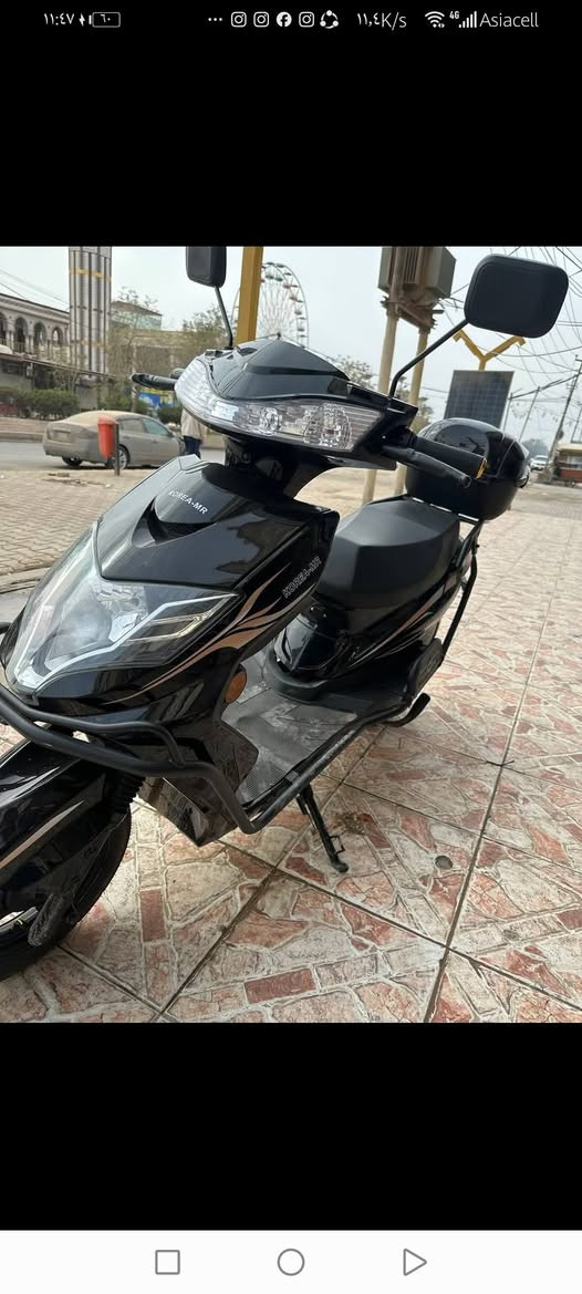 🔹 النوع
دراجه شحن  ( KOREA-MR ) 

مناسب للمشاوير القريبة والتنقل اليومي

🔹 التصميم

لون أسود لامع مع خطوط جانبية أنيقة

تصميم انسيابي وشبابي

مرايات جانبية عريضة للرؤية الواضحة

مصباح أمامي كبير LED يعطي إنارة قوية بالليل

مسند قدم واسع ومريح

🔹 المواصفات المتوقعة (تقريبية حسب هذا النوع)

⚡ المحرك: كهربائي (عادة 800 – 1500 واط)

🔋 البطارية: غالبًا رصاص جل

⏱️ الشحن: 6 – 8 ساعات تقريبًا

🚀 السرعة القصوى: 40 – 50 كم/س

📏 المدى: 40 – 60 كم بالشحنة الواحدة

🪑 الحمولة: شخص أو شخصين (حدود 150–180 كغم)

🔹 الأمان والراحة

فرامل أمامية وخلفية

إشارة يمين ويسار.                              ملاحضه موديل 2025

ضوء خلفي + ضوء توقف.                   صارلي شهر من مآخذه 

قاعدة جانبية + وسطية

مقعد مريح وارتفاعه مناسب

🔹 المميزات

ما يحتاج بنزين ⛽

هادئ جدًا

اقتصادي (شحنه أرخص هواي من البنزين)

سهل الاستخدام  تواصل ***********
