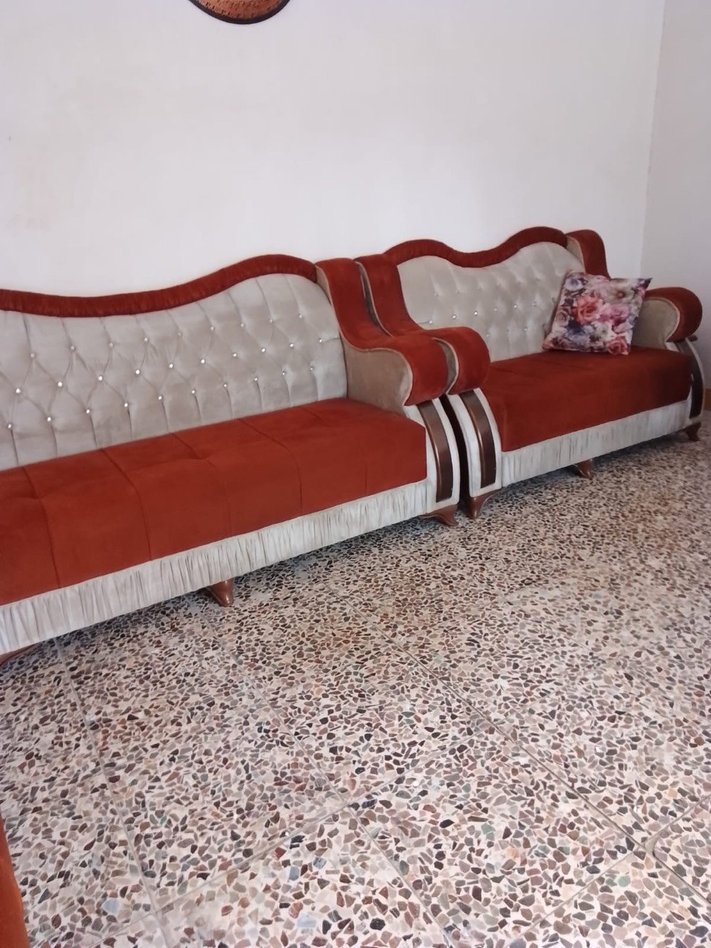 قنفات ديوان جديد  غير مستعمل. صراحه لان صار عندي تعديل. بلبيت ومعندي مكان نظافه ١٠٠٪؜   مثل مموظح بل صور 