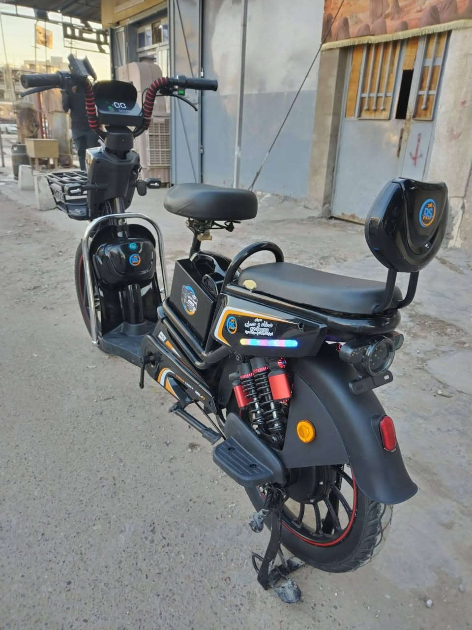 السلام عليكم
درجة شحن حجم 20 لون اسود 
مديل 25
بلتوث تكنك 
5بطاريلت 
بصمه وسويج 
شاحنه اصليه 
دراجه بلكارتون جديده مستخدمه قليل 
دراجه جديده وكامله كل نقص مابيه 
بغداد الامين قرب افران السعاده 
السعر 325بيه مجال
***********
