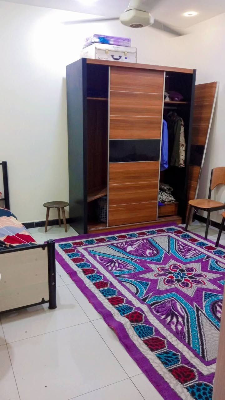 دار للبيع في شارع فلسطين حي النيل محلة 503البيت بناء2021 يتكون من خمس غرف نوم وثلاث حمامات استقبال كبيرة  البيت يوجد فيه نضام شقة ودرج خارجي تحتوي غرفتين مطبخ صغير وحمام وترك طبعا وبلكونة صغيرة الشقة  من ضمن غرف البيت  مع حولي مطبخ مساحة 135طابوا صرف تفاصيل ع رقم *********** ابو ود
