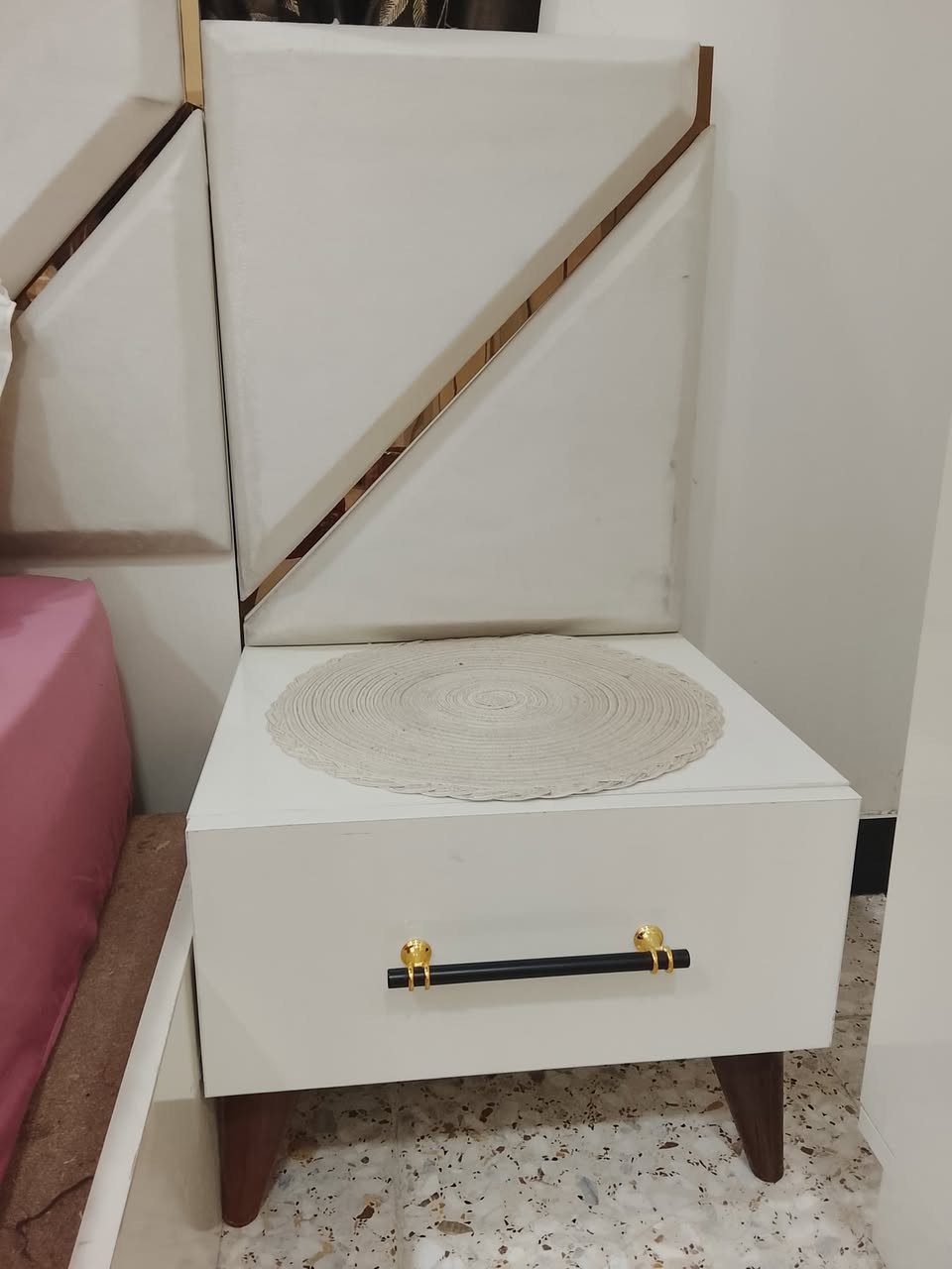 سلام عليكم غرفه تركي للبيع  جديده الغرفه مصارلي اربع شهور من اخذته ممفتوحه ولا مشدوده بعده جديده عارضه اب ٤٠٠ لان مستعجل عل بيعه تجب وتشوف بعينك بعده جديده ***********
