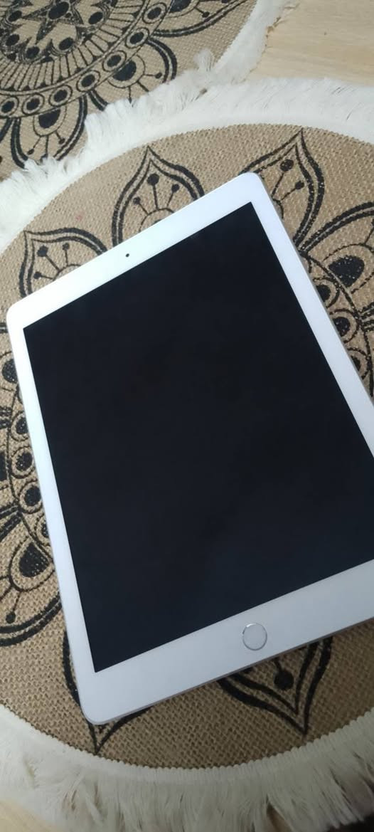 ايباد آبل 6 جديد مابي ولا شخطه ومستعمل كم مره
ذاكره 128
السعر 250 وبي مجال
عنواني بغداد الگريعات 
الرقم ***********
