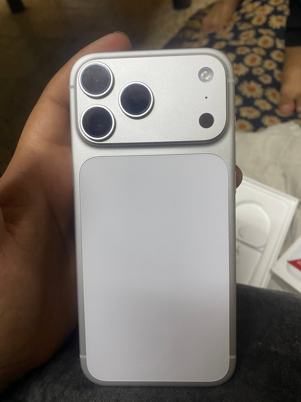 السلام عليكم  17pro max 256 ZA  نسخه الشرق الأوسط الشريحه الفعليه الجهاز بلادي بطاريه ١٠٠ مشحون بس ١٤ مره الجهاز فعلته ٥/٣١ يعني الجهاز مستخدم اقل الشهر السعر ١٩٥٠ وبي مجال ملحقاته كامله وانطيك راس شحن اصلي أخذته من الوكاله ٧٥ الف للتواصل ***********
