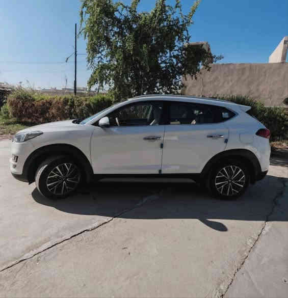 هونداي توسان 2020 - وارد خليجي - رقم بغداد :
 * مكفولة (كير، محرك، صبغ).

الممشى: 56,000 كيلومتر فقط.

المحرك: دوش  (DOHC) سعة 2000 سي سي.
التسجيل: رقم بغداد - تحويل فوري.

المواصفات: Limited .
*شاحن وايلر لس 
*منافذ usb 
*مثبت سرعه
*نضام aps 
*شاحن موبايل لاسلكي
 *  مراي شفط  مع إشارات جانبية بيها 
 * الكشنات جلد ، تحكم كهربائي كامل.
*كاميرا عدد 2 أمامية والخلفيه موجهة مع حركة الستيرن. 
 * الحساسات :
 حساسات أمامية وخلفية
حساس تنبية نقطة عمياء ، حساسات ابواب, حساسات انطلاق 

 * التشغيل: بصمة  عدد 2

 * التبريد: تبريد قطعتين  

 * شاشة لمس بلادي اردني 
بلوتوث وانترنت اندرويد كار بلي 

 * التحكم: تحكمات ستيرن كاملة (تحكم ، ميديا، مثبت سرعة.... ).
واحهة كروم كامل داخل جلد و صاج

 مقاس الاطار 19 
   * تخم تايرات جديد.
   * دوشمة جلد جديدة.
   * الدشبول مطعم خشب صاج .

حالة السيارة  :

السيارة جداً نظيفة، وجاهزة للاستخدام.

السعر: 213 وبي مجال 
الموقع: بغداد .

السيارة باسمي 

للتواصل: ***********
