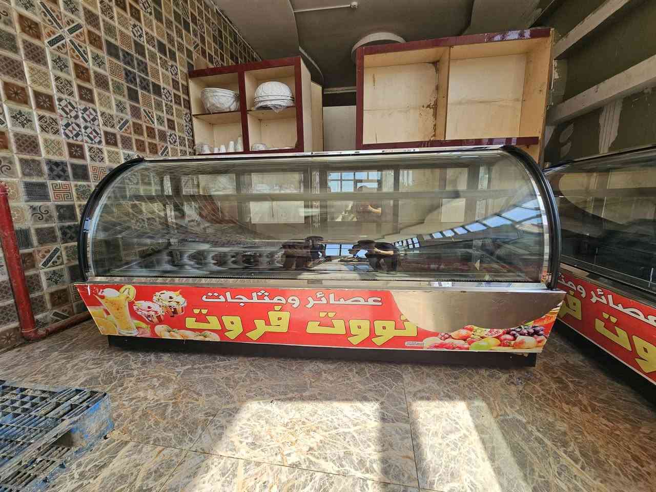 للبيع عارضه كيك ومجنات  UGUR ROYAL 1506Bوع: Cake Showcase
الماركة: UGUR
الأبعاد: 240 × 78 × 120 سم
درجة التبريد: 2 إلى 8 م°
غاز التبريد: R134a
مناسبة للحلويات، الكيك، العصائر والمشروبات
زجاج عرض بانورامي مع رفوف داخلية
حالة جيدة وجاهزة للعمل
الرقم ***********
عنواني /كربلاء طويريج
