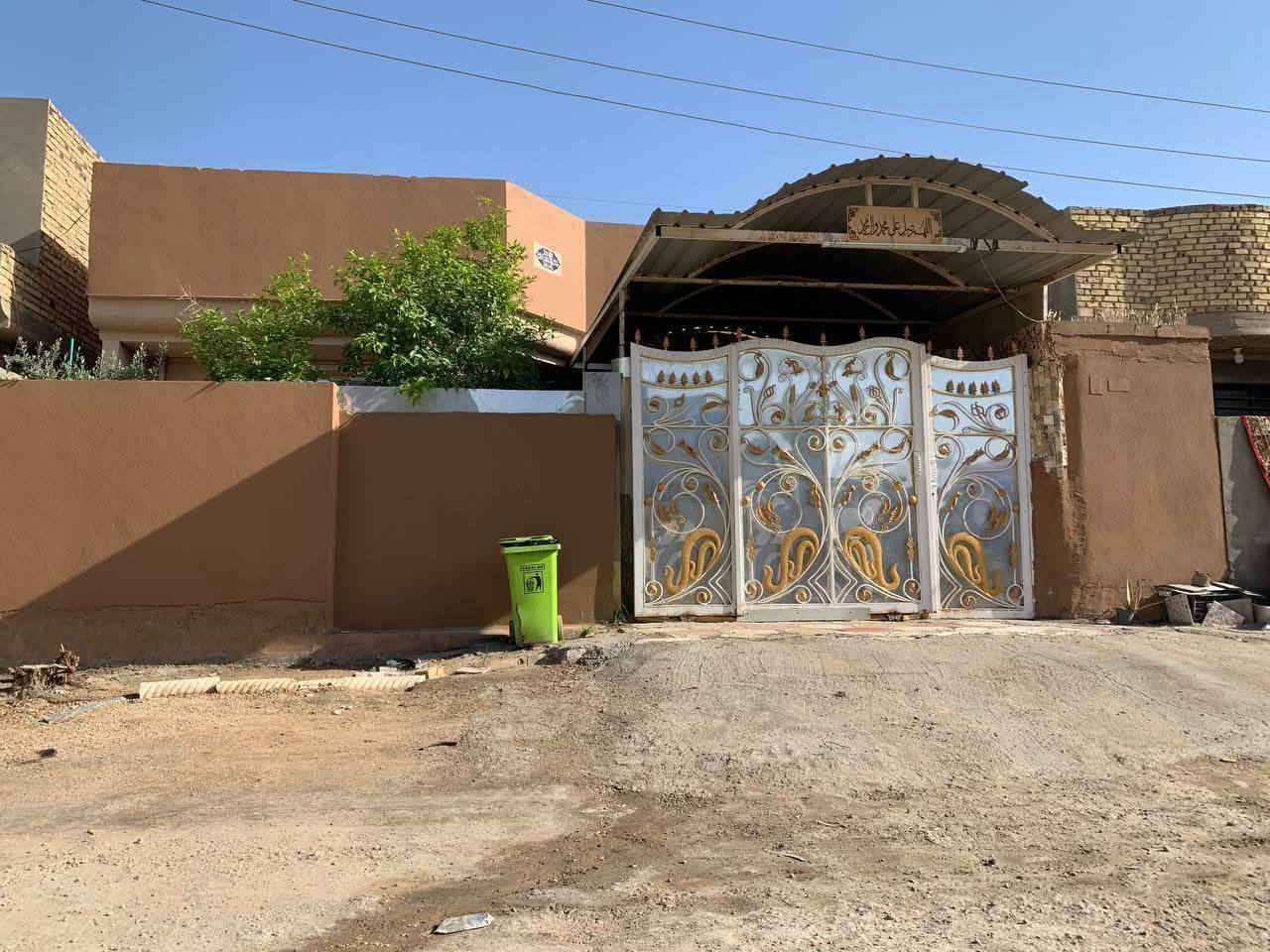 سلام عليكم للبيع بيت طابو زراعي سند 25 باسمي تحويل مباشر مكانه مفرك عنانه سنجار قرب روضة تولاي قريب من الشارع محتويات البيت غرف نوم عدد 3 مطبخ حار بارد صاله هول مناور عدد 2 صحيات عدد 2 المساحة 200 م بناء  حديث السعر 100 مليون اتصال ***********
