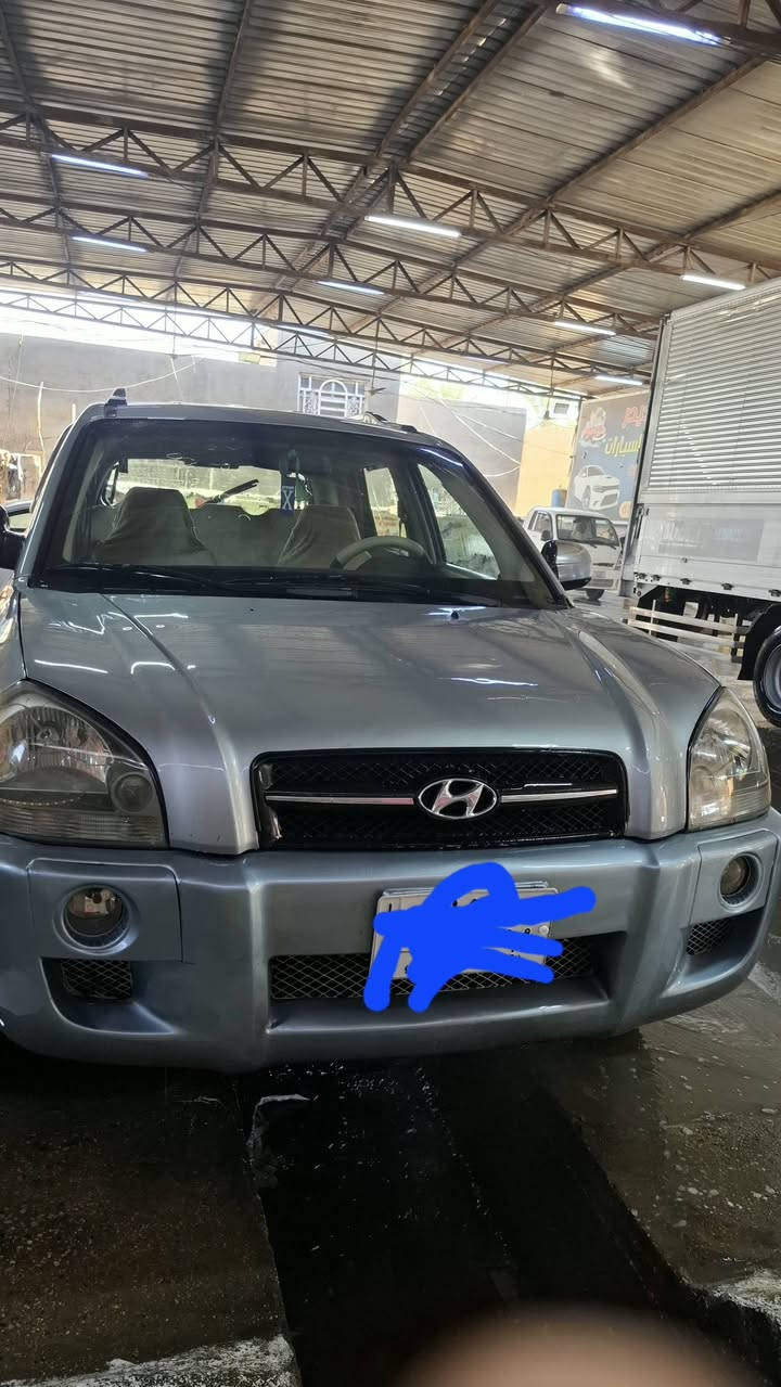 مرخصة الادمن
توسان ٢٠٠٧ خليجية رقم بغداد تحويل مباشر
مكينة ٢٠٠٠ دوش حاوية شرط ترايك وين ميعجبك كير كفالة 
ضرره ضربة ستوتا باب السائق ودوسة يعني نفس الباب مامبدله 
تدفئة تبريد شغال
تخم تاير
حدادية ٨٠ % 
بيه بارد موضح بالصور جدآ قليل 
ملاحظة / السيارة على ايدي وخير من الله الله شاهد مستعجل على بيعته لظروف والشراي بي خير ويدلل وبدون كسر حلال الناس وكلشي ذكرته بالمنشور 
السعر _٩٠  وبيه مجال 
هاتف_***********
