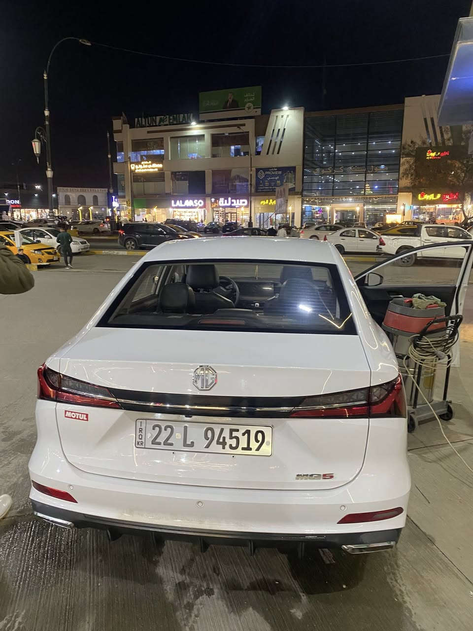 سلام عليكم
ام جي روي للبيع موديل 2024
سيارة ماشية 12 الف 
سيارة معروفه باقتصادية 
مواصفات خير من الله 
كشنات جلد 
بصمة 
لايت ترحيبي ديجيتال 
انارة خلفيه ليد 
شاشة دجيتال 
3 وضعيات قيادة 
Sport -normal -Eco 
هاندبريك بصمة 
Start - stop  
منحدرات 
حتى تصحيح ستير عند تشغيل 
شاشة تدعم car play  و اندرويد 
كشنات جلد 
تبريد قطعتين 
سقف سلايد 
و بعد كومه مواصفات 
***********
