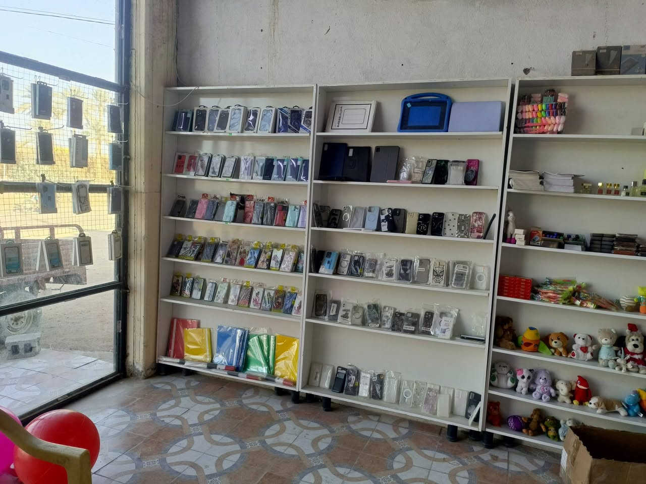 سلام عليكم محل للبيع بي غراض خير من الله مع فاترينات عدد 5 وجام خانه كابسات هويات عدد2 اليريدهن بي خير ويدلل يتصل بي واتساب ***********
