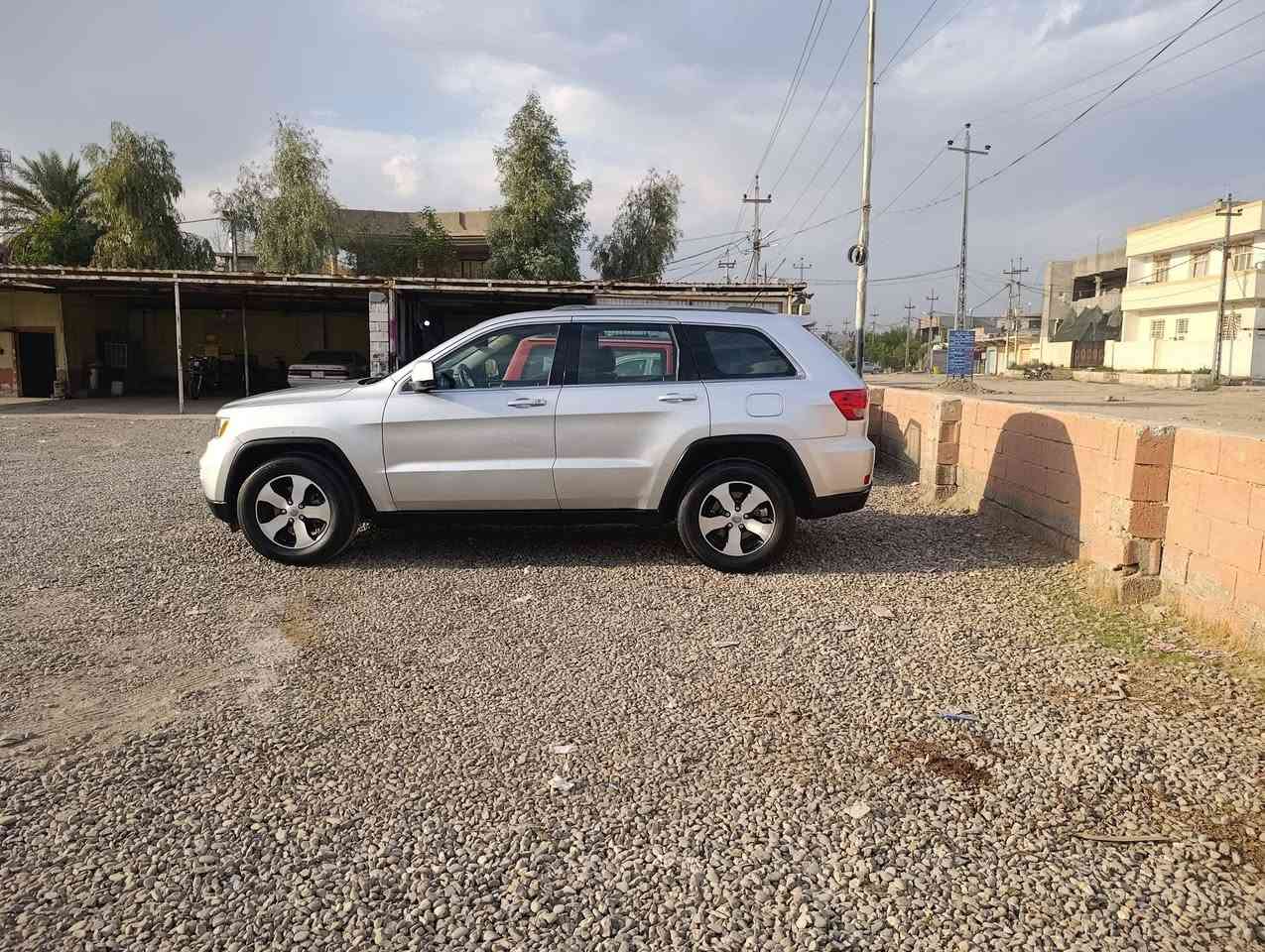 السلام عليكم للبيع جيب 2012 رقم بغداد بأسمي مميز تحويل ثاني يوم وارد امريكي حادثها بابين جه السائق نرشت احزام لجماليه مكينه كير صدر امامي خلفي تخم تاير كله جديد موصفات السياره فول عده الفتحه شاشه كامره حساسات بصمه بقيه المواصفات معروفه مكان السياره ديالى 
السعر 145 الاستفسار 
***********
