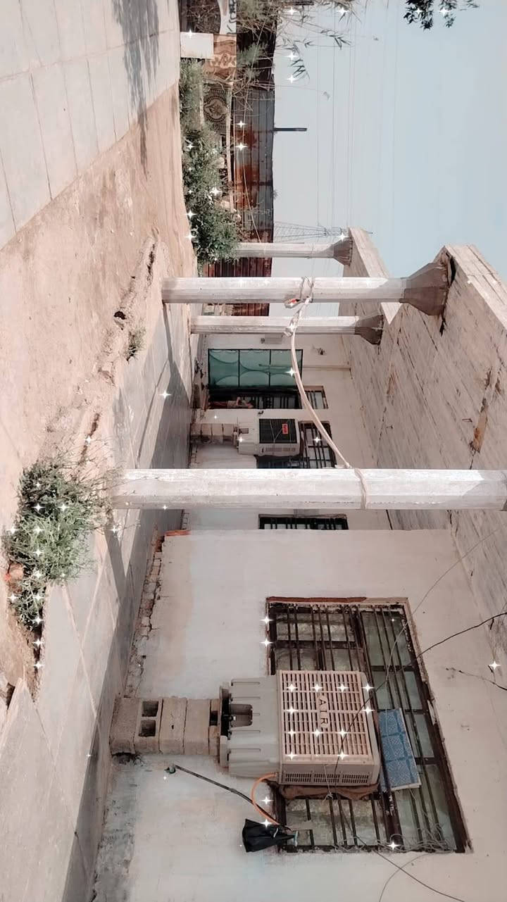 السلام عليكم دونم للبيع يحتوي على ٣ بيوت ومضيف معزول مع الخدمات الإتصال على الرقم ***********
