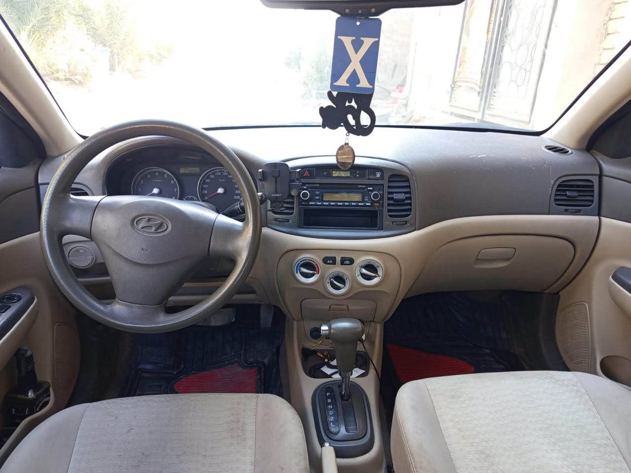 السلام عليكم اكسنت للبيع موديل 2011 خليجي فول مواصفات السياره بيها فقط بنيد مبدل اصلي والباقي مكفول من الصبغ فقط شخوط بسيطه وبيها رصعه بالقماره مال طابوكه 
السعر 94 وبيها مجال
الرقم ***********
المكان الشعله بغداد, العراق
