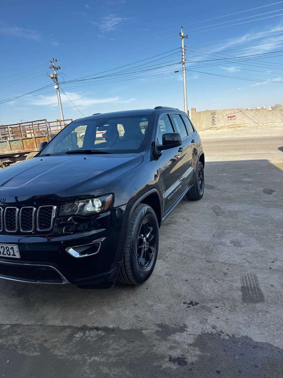 🚗 للبيع جيب جراند شيروكي لاريدو 2018 🚗
📍 رقم بغداد
🎨 اللون: أسود
⚙️ المواصفات:
 • محرك 6 سلندر 3.6L
 • كير أوتوماتيك 8 نمر
 • فور ويل (4×4)
 • أنظمة قيادة: نورمال – إيكو – سبورت
 • مانع انزلاق 
 • شاشة وسط
 • CarPlay
 • رادار خلفي
 • كامرة خلفية
 • كرسي السائق كهرباء
 • نظام إطفاء وتشغيل عند الوقوف (Start/Stop)
 • تشغيل عن بُعد
 • جام أمامي أوتو
 • لايت أوتو
 • زنون

🛠️ السيارة نظيفة وجاهزة للفحص
📄 نص مواصفات
💰 السعر قابل للتفاوض 200

📞 للاتصال / واتساب: *********** بغداد, العراق
